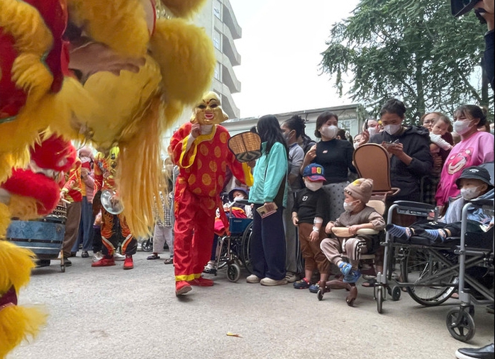 M&ugrave;a xu&acirc;n trong bệnh viện - Ảnh 1.