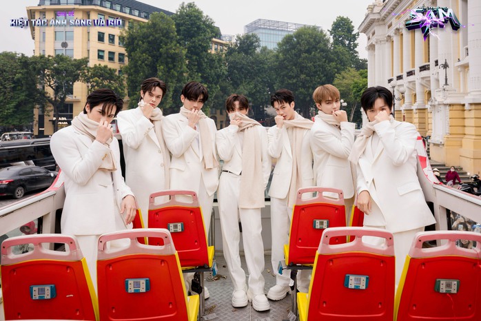 Fans v&acirc;y k&iacute;n nh&oacute;m UPRIZE tr&ecirc;n xe bus  - Ảnh 1.