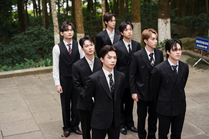 Fans v&acirc;y k&iacute;n nh&oacute;m UPRIZE tr&ecirc;n xe bus  - Ảnh 3.