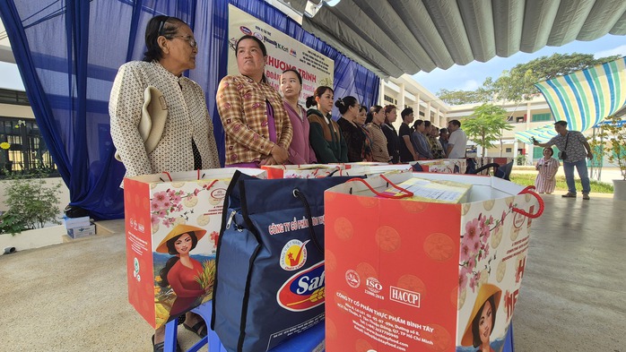 Sở C&ocirc;ng Thương TPHCM trao qu&agrave; Tết cho 800 hộ d&acirc;n ở x&atilde; Cần Giờ - Ảnh 1.