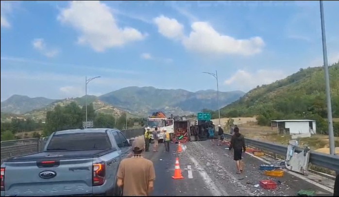 4 &ocirc;t&ocirc; va chạm li&ecirc;n ho&agrave;n tr&ecirc;n tuyến cao tốc Cam L&acirc;m - Vĩnh Hảo - Ảnh 1.