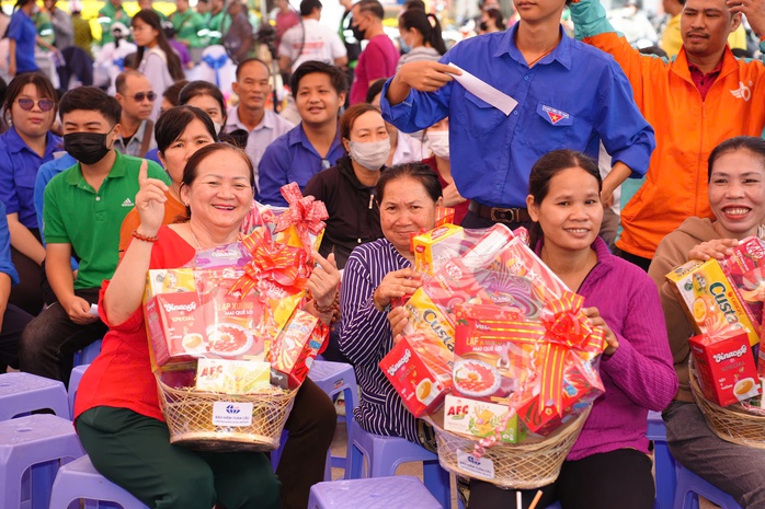 Người lao động vui mừng khi được thay nhớt, kiểm tra xe miễn ph&iacute; trước khi về qu&ecirc; đ&oacute;n Tết - Ảnh 2.