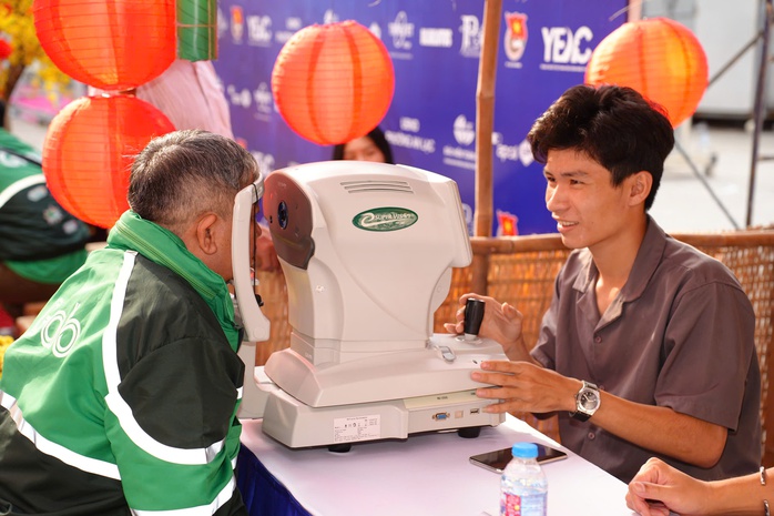 Người lao động vui mừng khi được thay nhớt, kiểm tra xe miễn ph&iacute; trước khi về qu&ecirc; đ&oacute;n Tết - Ảnh 3.