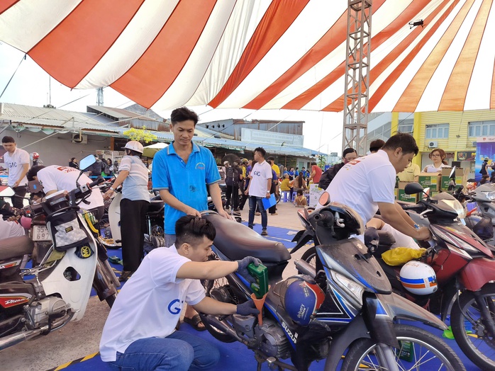 Người lao động vui mừng khi được thay nhớt, kiểm tra xe miễn ph&iacute; trước khi về qu&ecirc; đ&oacute;n Tết - Ảnh 4.