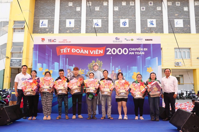 Người lao động vui mừng khi được thay nhớt, kiểm tra xe miễn ph&iacute; trước khi về qu&ecirc; đ&oacute;n Tết - Ảnh 1.