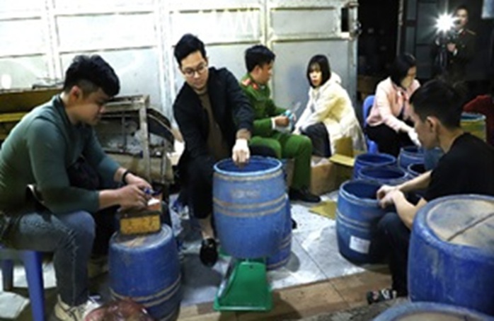 Bắt người đ&agrave;n &ocirc;ng sản xuất 2,8 tấn gi&aacute; đỗ ng&acirc;m h&oacute;a chất k&iacute;ch th&iacute;ch sinh trưởng - Ảnh 1.