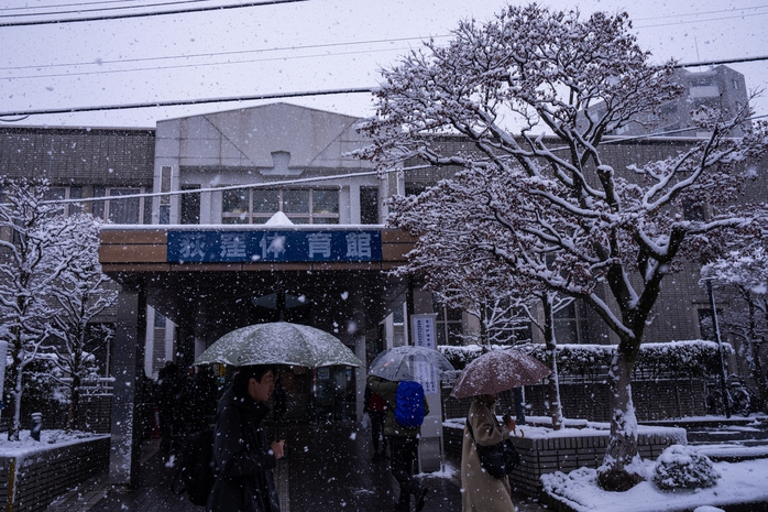 Nhiều vấn đề bao tr&ugrave;m bầu cử Nhật Bản - Ảnh 1.