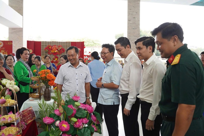 Ng&agrave;y hội Tết nghĩa t&igrave;nh tại phường Di&ecirc;n Hồng 2026: Đo&agrave;n kết v&agrave; sẻ chia - Ảnh 2.