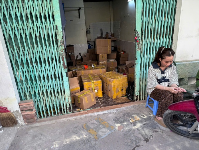 C&ocirc;ng an TPHCM bắt 4 người bu&ocirc;n b&aacute;n h&agrave;ng giả mỹ phẩm nguy hiểm - Ảnh 4.