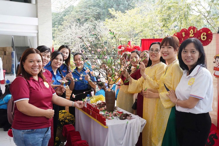 Ng&agrave;y hội Tết nghĩa t&igrave;nh tại phường Di&ecirc;n Hồng 2026: Đo&agrave;n kết v&agrave; sẻ chia - Ảnh 4.