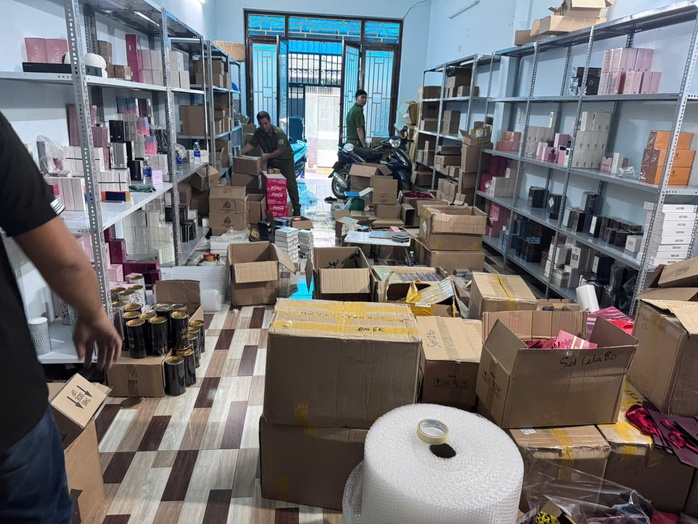 C&ocirc;ng an TPHCM bắt 4 người bu&ocirc;n b&aacute;n h&agrave;ng giả mỹ phẩm nguy hiểm - Ảnh 3.