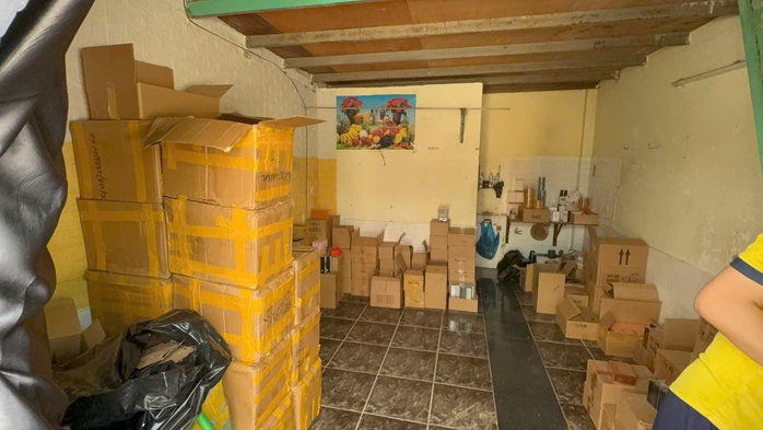 C&ocirc;ng an TPHCM bắt 4 người bu&ocirc;n b&aacute;n h&agrave;ng giả mỹ phẩm nguy hiểm - Ảnh 2.