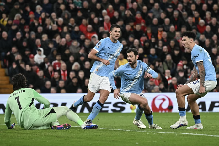 Man City ngược d&ograve;ng b&ugrave;ng nổ, hạ gục Liverpool trận đại chiến tại Anfield - Ảnh 4.