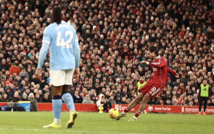 Man City ngược d&ograve;ng b&ugrave;ng nổ, hạ gục Liverpool trận đại chiến tại Anfield - Ảnh 3.