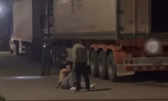 Ẩu đả bằng hung kh&iacute; ở cửa khẩu Cha Lo, 2 người nhập viện - Ảnh 1.