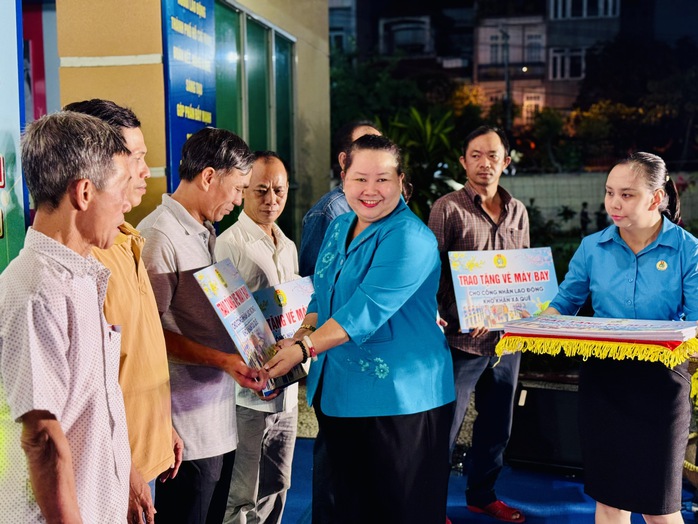 400 đo&agrave;n vi&ecirc;n &ndash; lao động kh&oacute; khăn sum vầy đ&oacute;n Tết c&ugrave;ng C&ocirc;ng đo&agrave;n TPHCM - Ảnh 6.