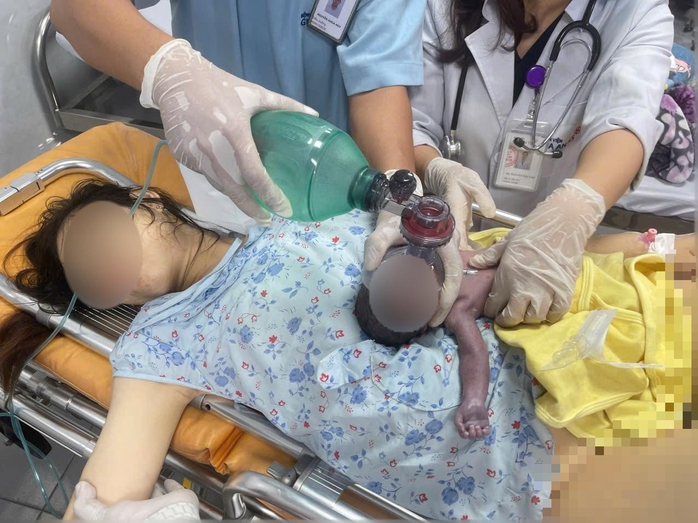 Đẻ rớt tại nh&agrave;, thay v&igrave; gọi 115, người nh&agrave; gọi xe c&ocirc;ng nghệ, em b&eacute; kh&ocirc;ng qua khỏi - Ảnh 1.