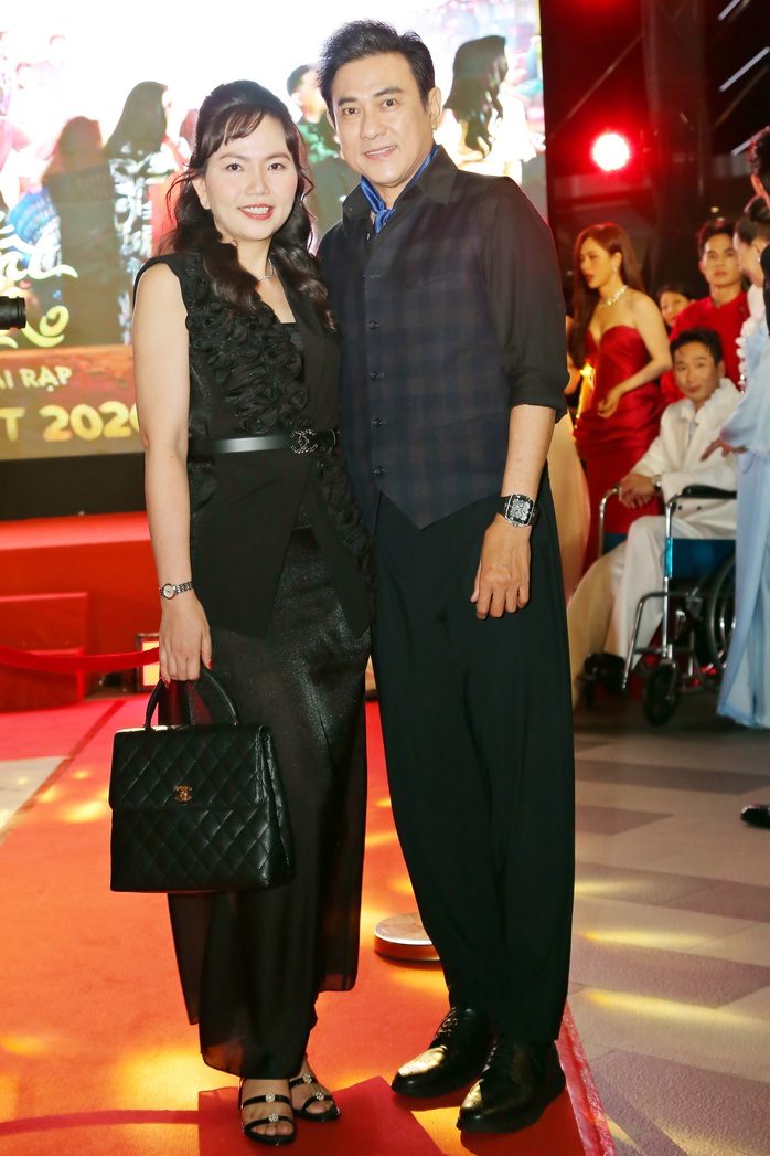 "&Ocirc;ng tr&ugrave;m phản diện" Ho&agrave;ng Ph&uacute;c đưa vợ trẻ đi trốn  - Ảnh 1.