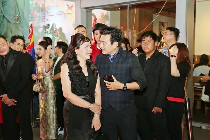 "&Ocirc;ng tr&ugrave;m phản diện" Ho&agrave;ng Ph&uacute;c đưa vợ trẻ đi trốn  - Ảnh 3.