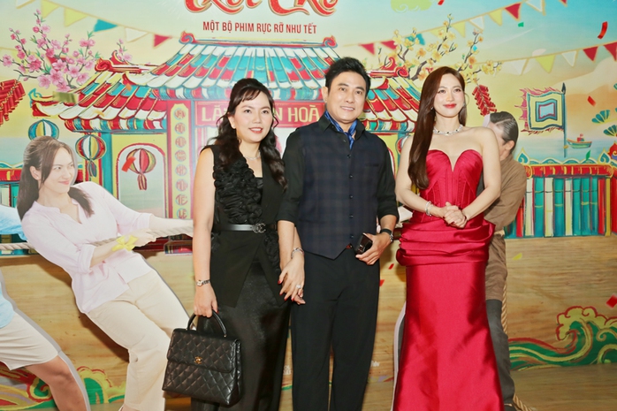 "&Ocirc;ng tr&ugrave;m phản diện" Ho&agrave;ng Ph&uacute;c đưa vợ trẻ đi trốn  - Ảnh 5.