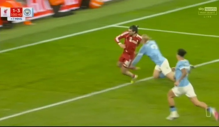 VAR &ldquo;giết chết&rdquo; khoảnh khắc thế kỷ ở Anfield - Ảnh 2.