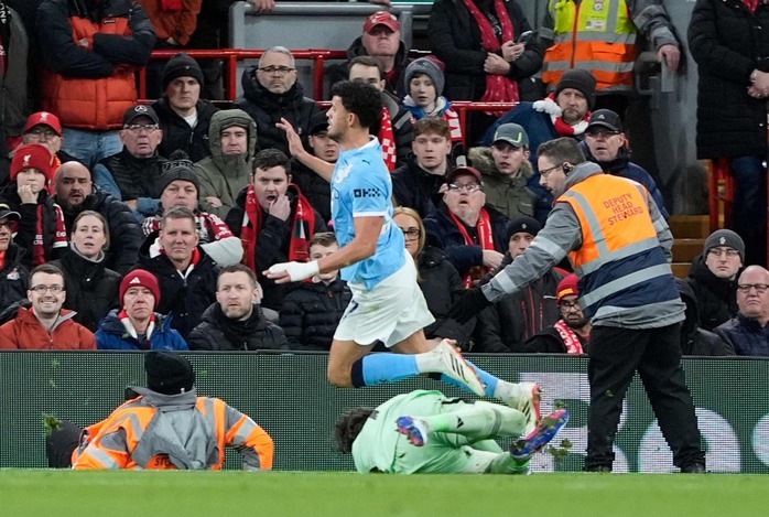 VAR &ldquo;giết chết&rdquo; khoảnh khắc thế kỷ ở Anfield - Ảnh 5.