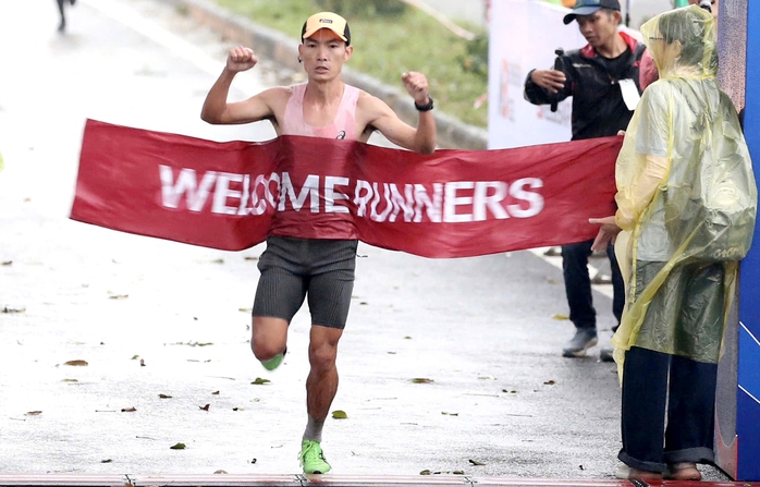 Nguy&ecirc;n Thanh, Hồng Lệ lập kỳ t&iacute;ch marathon - Ảnh 1.