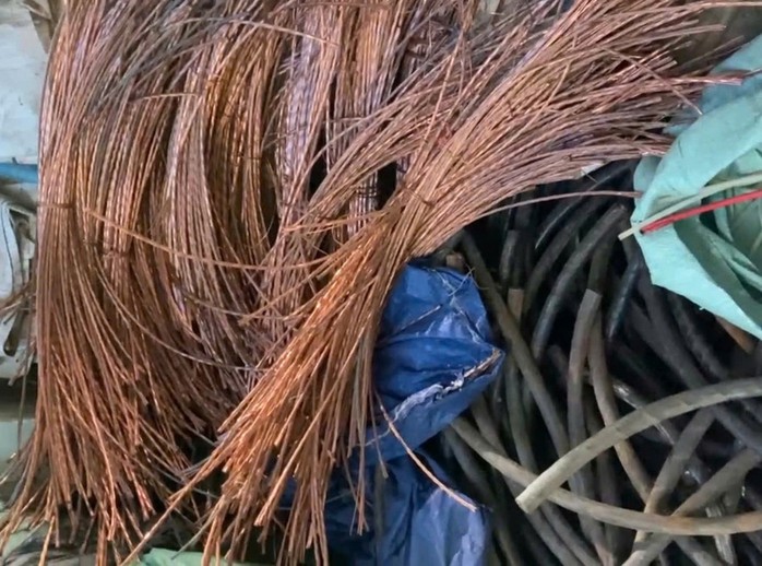 Li&ecirc;n tiếp mất c&aacute;p điện c&ocirc;ng tr&igrave;nh, c&ocirc;ng an mật phục bắt nh&oacute;m nghi phạm - Ảnh 3.