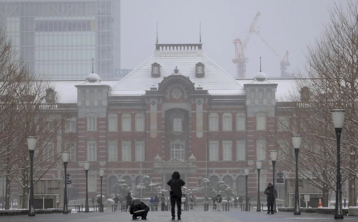 Nhật Bản ng&agrave;y bầu cử: Tuyết rơi trắng trời, ch&iacute;nh trường rực lửa - Ảnh 1.