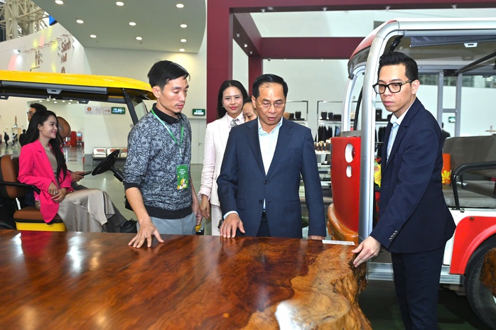 Phản gỗ Cẩm Lai ng&agrave;n năm tuổi gi&aacute; trị h&agrave;ng tỉ đồng tại Hội chợ M&ugrave;a Xu&acirc;n 2026 - Ảnh 1.