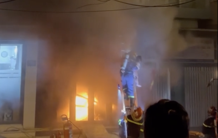 Ch&aacute;y nh&agrave; ở TPHCM: Cảnh s&aacute;t giải cứu 4 người mắc kẹt an to&agrave;n - Ảnh 1.