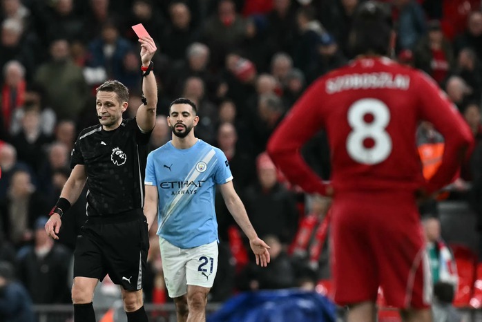 VAR &ldquo;giết chết&rdquo; khoảnh khắc thế kỷ ở Anfield - Ảnh 4.
