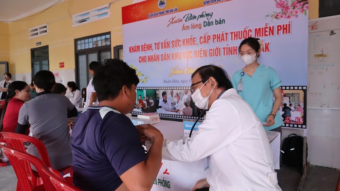 Gần 400 người d&acirc;n khu vực bi&ecirc;n giới được thăm kh&aacute;m, cấp thuốc miễn ph&iacute; - Ảnh 2.