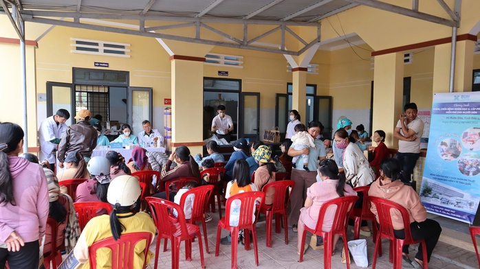 Gần 400 người d&acirc;n khu vực bi&ecirc;n giới được thăm kh&aacute;m, cấp thuốc miễn ph&iacute; - Ảnh 1.