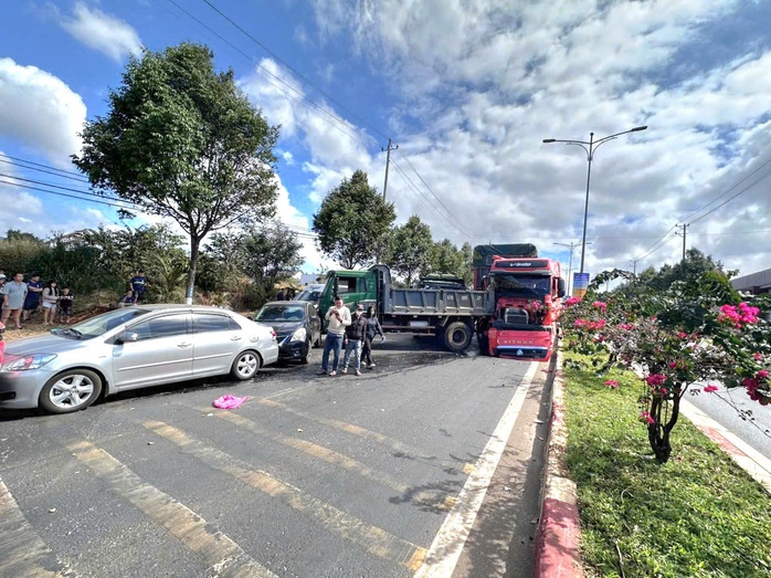 Nguy&ecirc;n nh&acirc;n tai nạn giao th&ocirc;ng li&ecirc;n ho&agrave;n giữa 7 xe &ocirc; t&ocirc; tại Đắk Lắk 2026 - Ảnh 1.