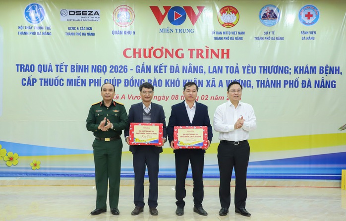 Trao qu&agrave; Tết B&iacute;nh Ngọ 2026- Gắn kết Đ&agrave; Nẵng, lan tỏa y&ecirc;u thương - Ảnh 3.