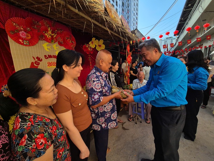 Mang Tết ấm đến lao động kh&oacute; khăn - Ảnh 5.