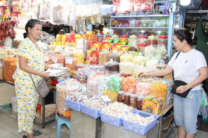 Phường Di&ecirc;n Hồng l&ecirc;n tiếng về vụ "đổi t&ecirc;n chợ Nguyễn Tri Phương" - Ảnh 1.