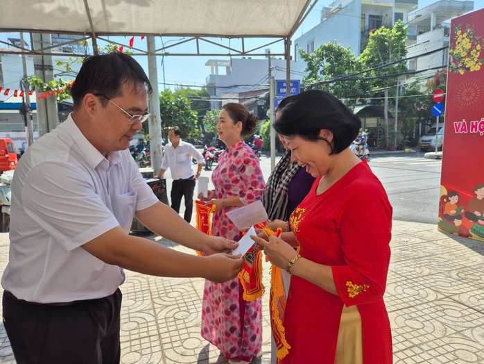 Mang Tết ấm đến lao động kh&oacute; khăn - Ảnh 4.