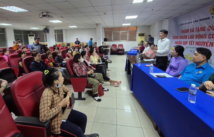 L&atilde;nh đạo TPHCM thăm doanh nghiệp v&agrave; chăm lo cho người lao động kh&oacute; khăn - Ảnh 1.