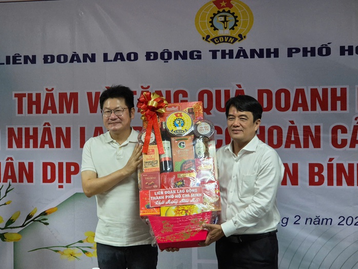 L&atilde;nh đạo TPHCM thăm doanh nghiệp v&agrave; chăm lo cho người lao động kh&oacute; khăn - Ảnh 3.
