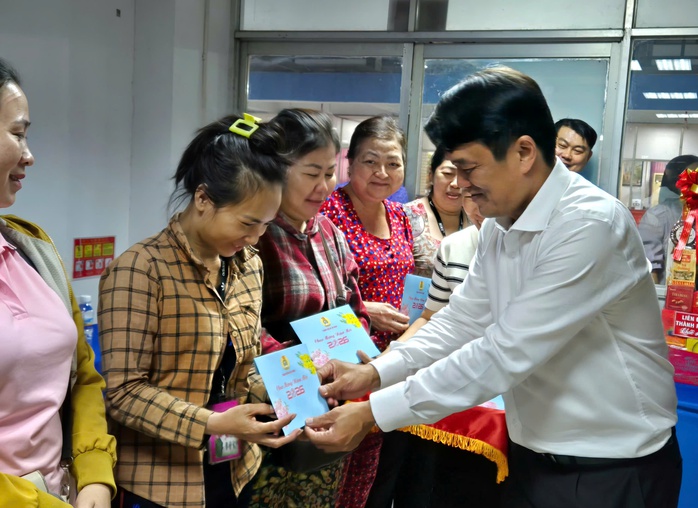 L&atilde;nh đạo TPHCM thăm doanh nghiệp v&agrave; chăm lo cho người lao động kh&oacute; khăn - Ảnh 4.