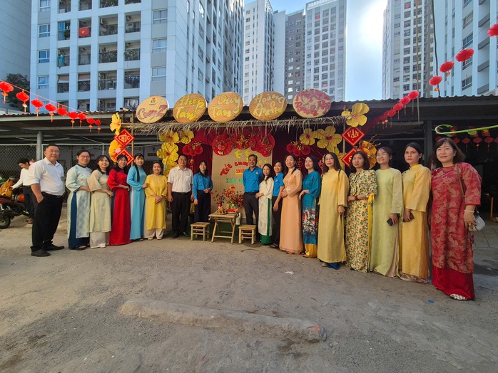 Mang Tết ấm đến lao động kh&oacute; khăn - Ảnh 3.