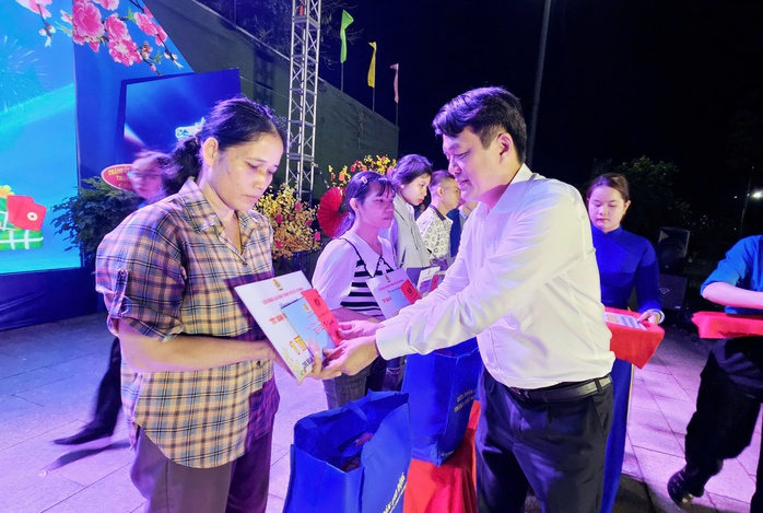 Xu&acirc;n ấm nơi x&oacute;m trọ - Ảnh 1.