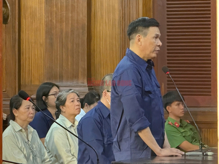 Cựu gi&aacute;m đốc Huỳnh Kim Tước hầu t&ograve;a: Đối chất lời khai về khoản tiền 2,4 tỉ đồng - Ảnh 1.