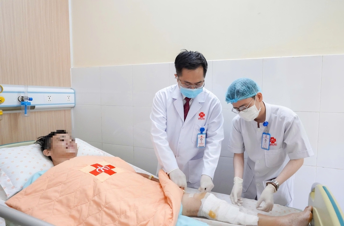 22 Giờ phẫu thuật hồi sinh ch&acirc;n cho thầy gi&aacute;o Campuchia tại TPHCM - Ảnh 2.