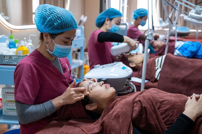 Biến dạng, lệch mặt&hellip; v&igrave; l&agrave;m đẹp cấp tốc cận Tết - Ảnh 4.