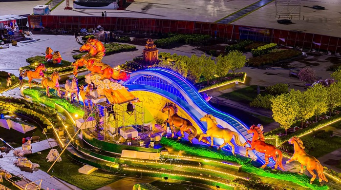 Linh vật ngựa cầm iPhone tại Quy Nhơn g&acirc;y sốt mạng x&atilde; hội trong dịp Tết 2026 - Ảnh 3.