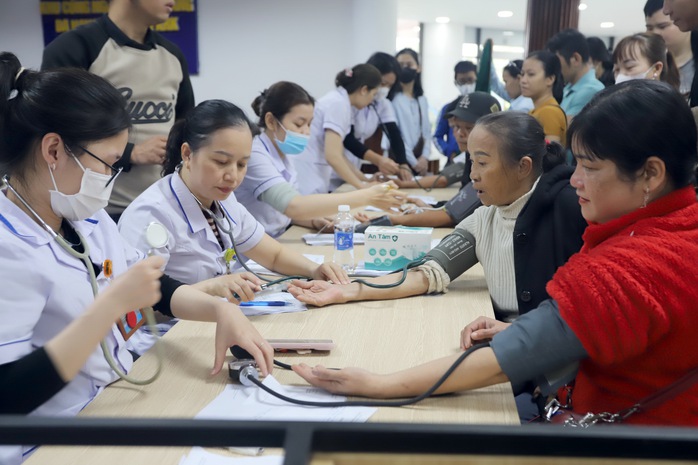 Trao qu&agrave; Tết B&iacute;nh Ngọ 2026- Gắn kết Đ&agrave; Nẵng, lan tỏa y&ecirc;u thương - Ảnh 2.