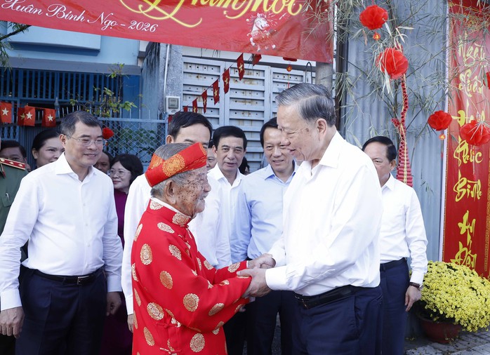 Tổng B&iacute; thư T&ocirc; L&acirc;m đến thăm ch&uacute;c tết nh&agrave; nghi&ecirc;n cứu Nguyễn Đ&igrave;nh Tư - Ảnh 1.